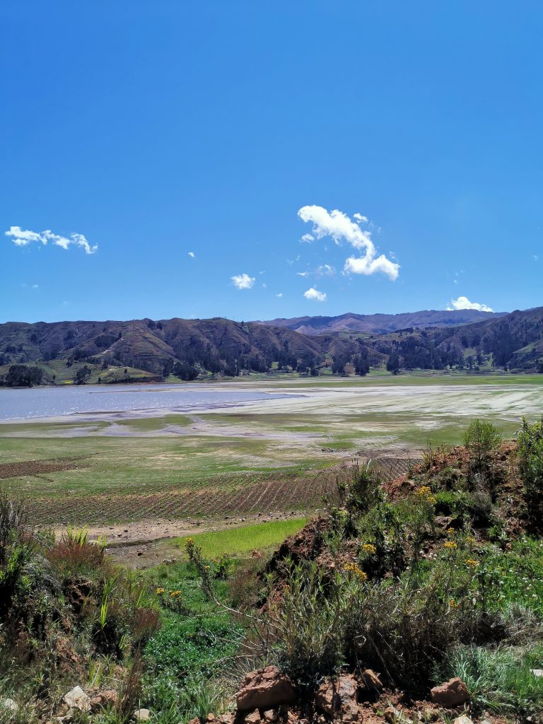 Vista de la Laguna Corani en Colomi, territorio biocultural. Crédito: Thaís Vargas