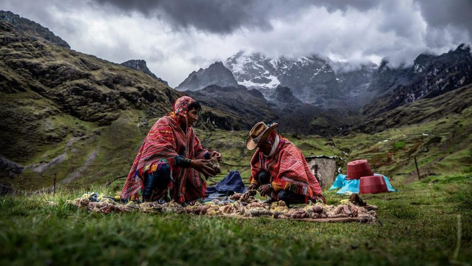 Familia Hancco separando las papas nativas de Pampacorral. El territorio de pampacorral forma parte del SIPAM “Agricultura Andina” y las papas nativas son Baluarte Sow Food. Foto: Rudolph Castro